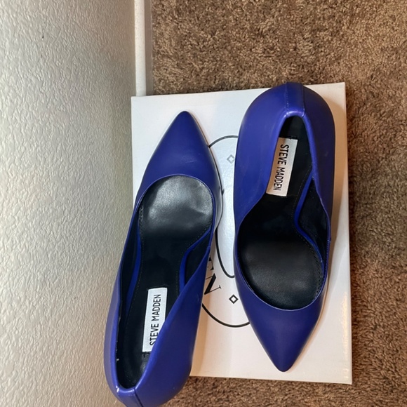 Steve Madden Galleryy Blue Heels - Picture 2 of 4